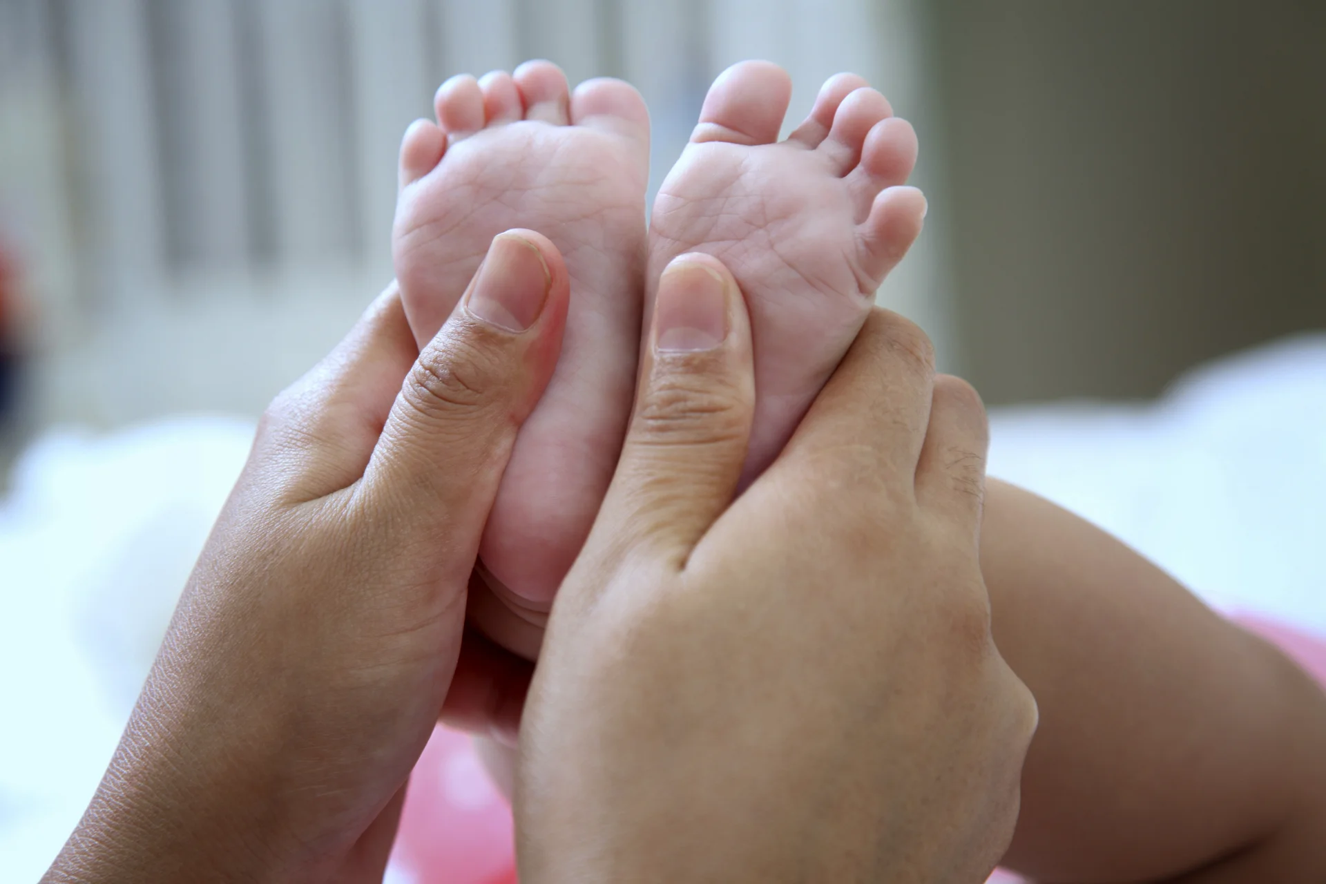 El reflejo de Babinski se produce cuando se acaricia suavemente la planta del pie del bebé desde el talón hacia arriba, lo que provoca que los dedos se separen automáticamente